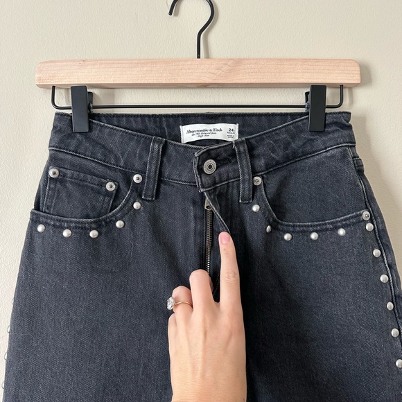 Abercrombie & Fitch High Rise 90s Relaxed Studded Jean in Black - Picture 6 of 8